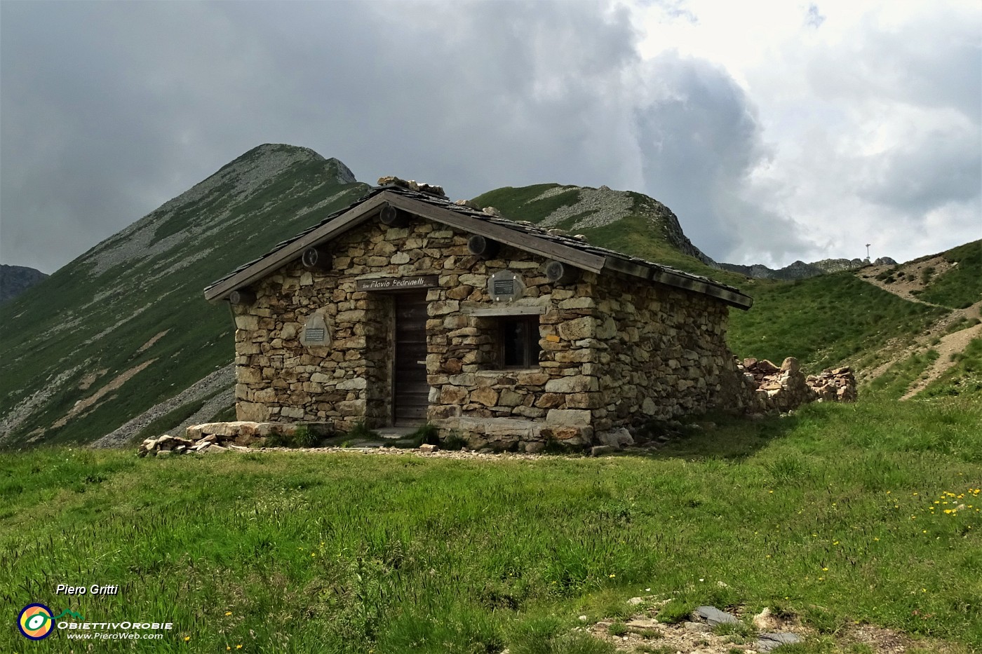 73 Bivacco Pedrinelli (2253 m) con vista a dx al Passo di Pubino (2368 m).JPG